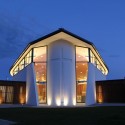 Wanaka Catholic Church / Sarah Scott Architects Ltd Wanaka Catholic Church / Sarah Scott Architects Ltd © Tony Brunt