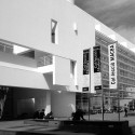 Happy Birthday Richard Meier! Happy Birthday Richard Meier! Museo de Arte Contemporáneo de Barcelona, España. Cortesía de Wikimedia Commons