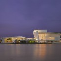 Happy Birthday Richard Meier! Happy Birthday Richard Meier! The OCT Shenzhen Clubhouse, Shenzhen, China. Image © Roland Halbe, Cortesía de Richard Meier & Partners
