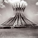 Um ano sem Oscar Niemeyer Um ano sem Oscar Niemeyer Catedral de Brasília en construcción. Image © Marcel Gautherot