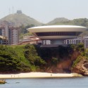 Um ano sem Oscar Niemeyer Um ano sem Oscar Niemeyer Museo de Arte Contemporáneo de Niterói – Niterói – RJ. Image © Rodrigo Soldon