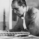 Um ano sem Oscar Niemeyer Um ano sem Oscar Niemeyer Niemeyer observa maqueta da la escuela proyectada en Belo Horizonte (MG). Image Cortesía de ON