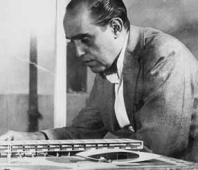 Niemeyer observa maqueta da la escuela proyectada en Belo Horizonte (MG). Image Cortesía de ON