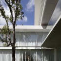 House Between 2 Gardens / Pitsou Kedem Architects House Between 2 Gardens / Pitsou Kedem Architects © Amit Geron
