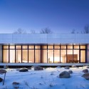A House In The Woods / William Reue Architecture A House In The Woods / William Reue Architecture © Steve Freihon