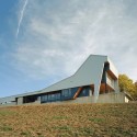 Round Mountain House / deMx architecture Round Mountain House / deMx architecture © Timothy Hursley