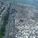 Segregação urbana em 6 fotografias: desigualdade vista de cima Segregação urbana em 6 fotografias: desigualdade vista de cima Cortesía de macacovelho.com.br. Imagen de Petare, Caracas - Venezuela