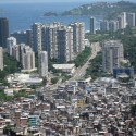 Segregação urbana em 6 fotografias: desigualdade vista de cima Segregação urbana em 6 fotografias: desigualdade vista de cima Fuente: imgur.com. Imagen de Rocinha, Rio de Janeiro - Brasil