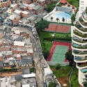 Segregação urbana em 6 fotografias: desigualdade vista de cima Segregação urbana em 6 fotografias: desigualdade vista de cima Cortesía de macacovelho.com.br. Imagen de Paraisópolis, São Paulo - Brasil