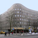 AD Classics: Wohnhaus Schlesisches Tor (Bonjour Tristesse) / Álvaro Siza Vieira + Peter Brinkert AD Classics: Wohnhaus Schlesisches Tor (Bonjour Tristesse) / Álvaro Siza Vieira + Peter Brinkert © via Wikipedia Commons